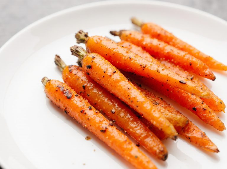 Köstliche Karotten aus der Heißluftfritteuse, perfekt gebräunt und voller Geschmack.