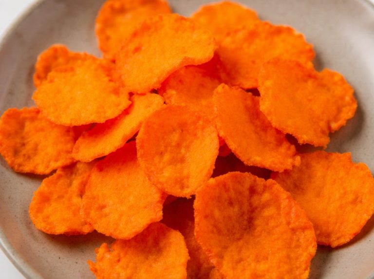 Knusprige Karottenchips aus dem Airfryer mit natürlichen Gewürzen.